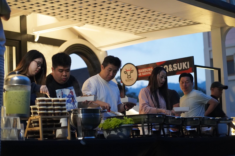 Catering BBQ & Suki Bandung: Solusi Praktis Acara Seru Tanpa Ribet 4 Dengan adanya layanan Catering BBQ & Suki Bandung ini, kalian tidak perlu repot memikirkan soal perkakas dan bahan. Kalian cukup ambil makanannya saja yang sudah disajikan.