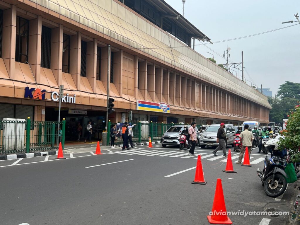 Telah Hadir Pelican Crossing di Stasiun Cikini! Tidak Perlu Loncat Pagar Lagi 3 Pelican Crossing Stasiun Cikini