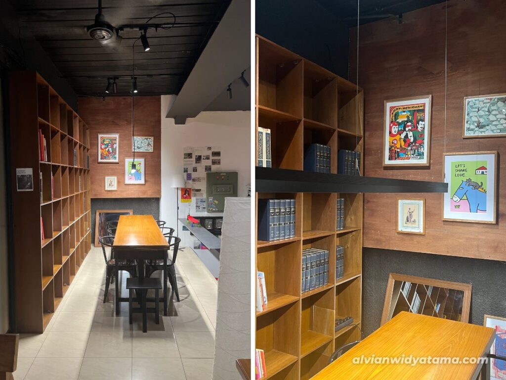 Smiljan Emhallway: Coffee Shop Mungil Diantara Hiruk-Pikuk Blok M 3 Salah satu sudut tempat ngopi di Smiljan Emhallway Blok M, dengan rak buku