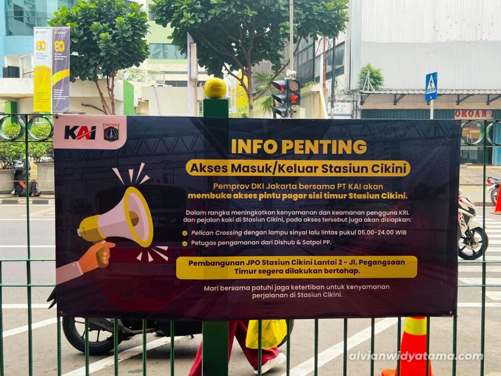 Telah Hadir Pelican Crossing di Stasiun Cikini! Tidak Perlu Loncat Pagar Lagi 5 Spanduk JPO Stasiun Cikini