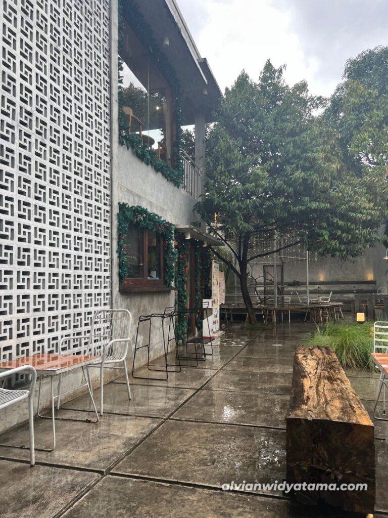 Dadi's Kopitiam Depok, area semi outdoor