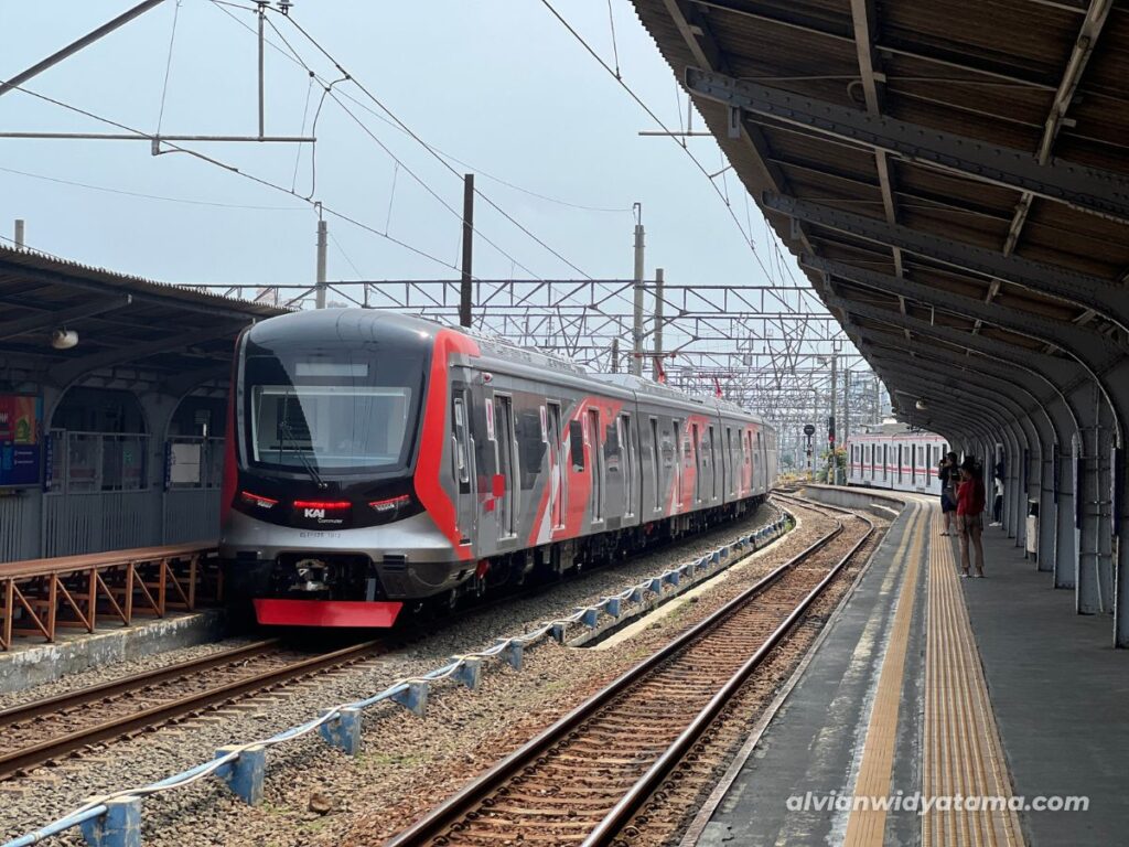 KRL CRRC CLI-125 (SFC 120-V) Trainset 1 di stasiun Jakarta Kota