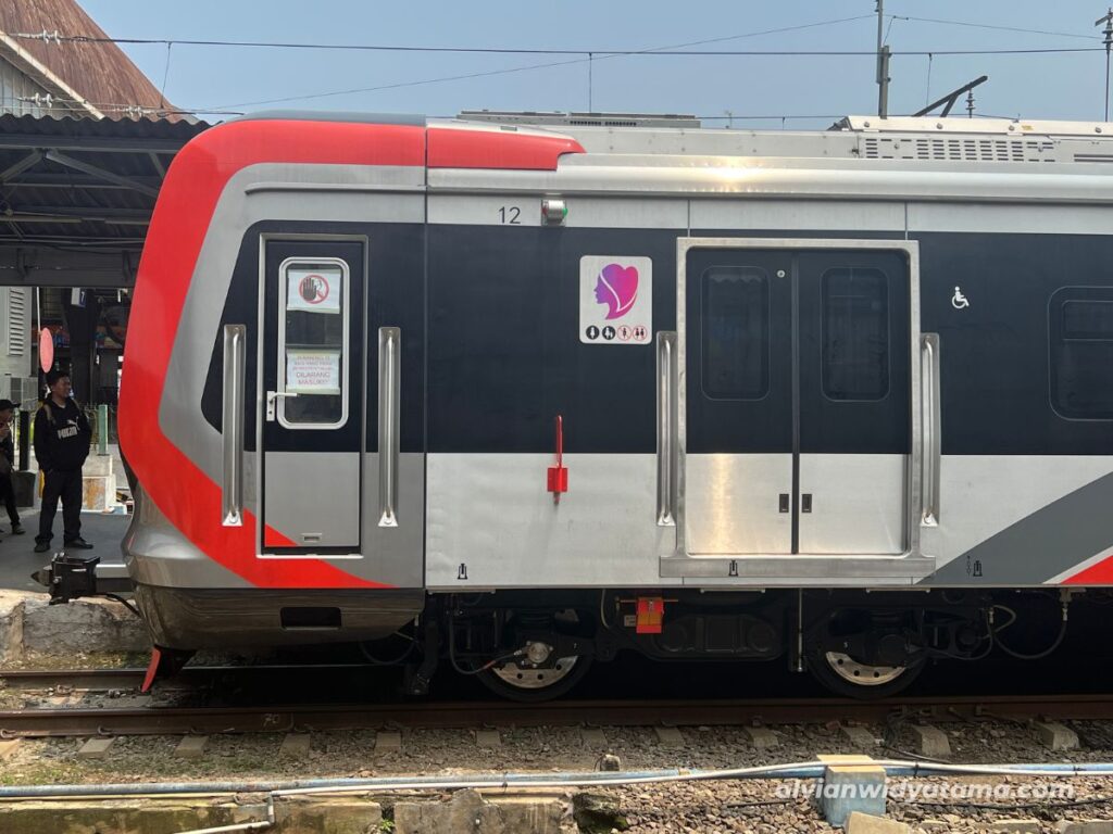 KRL CRRC CLI-125 (SFC 120-V) tampak samping