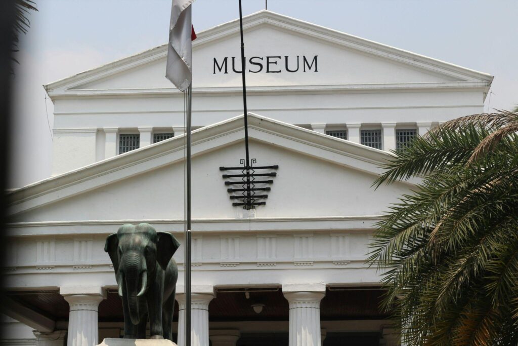 Museum Nasional Indonesia: Gudang Warisan Budaya dan Sejarah Nusantara 2 Museum Nasional Indonesia (Museum Gajah)