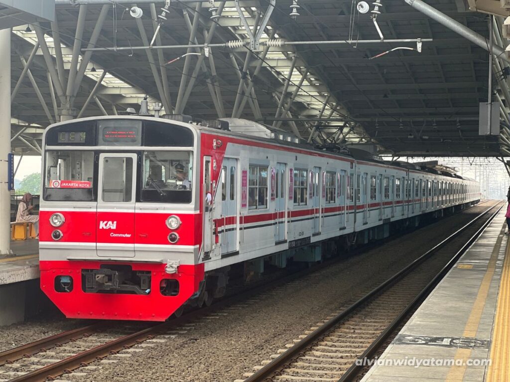 End of An Era: KRL Tokyu 8500, JR 203 dan TM 7000 Resmi Pensiun! 5 KRL JR 203 di Stasiun Manggarai (2024)