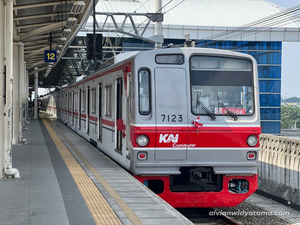 End of An Era: KRL Tokyu 8500, JR 203 dan TM 7000 Resmi Pensiun! 6 KRL TM 7000 di Stasiun Manggarai (2025)