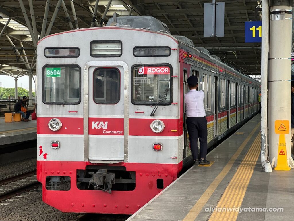 End of An Era: KRL Tokyu 8500, JR 203 dan TM 7000 Resmi Pensiun! 4 KRL Tokyu 8500 di Stasiun Manggarai (2024)