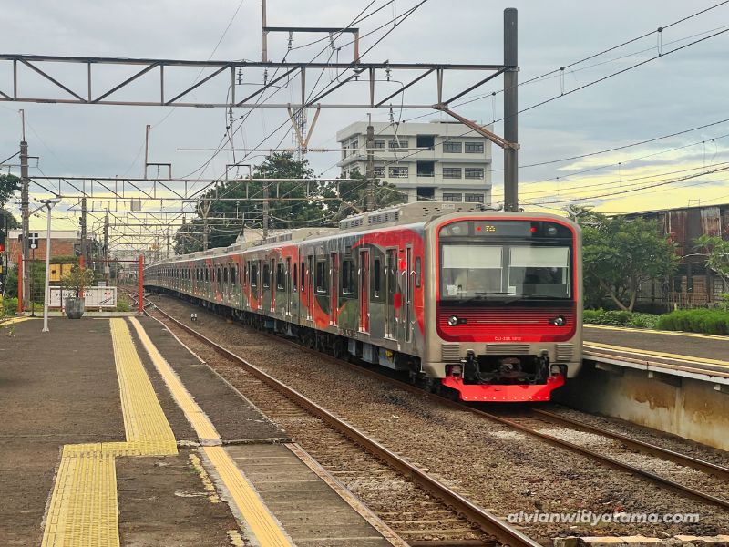Review KRL INKA CLI-225: Masih Ada Kekurangannya! 3 KRL INKA CLI-225 di stasiun Pasar Minggu