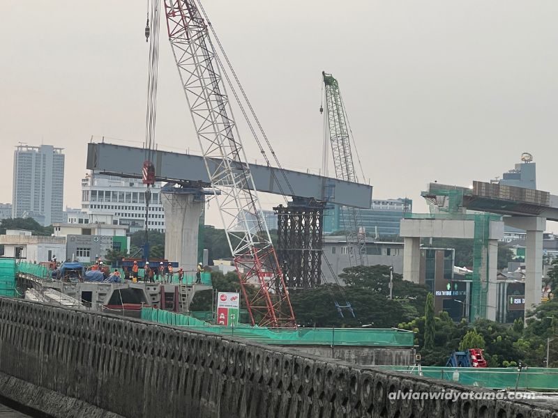 Konstruksi Girder LRT Jakarta di Manggarai April 2026 compressed