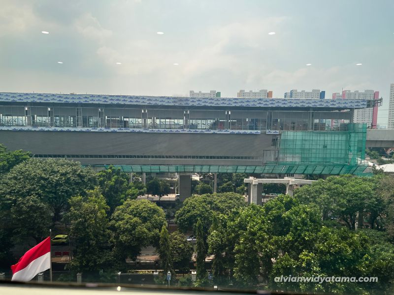 Konstruksi LRT Jakarta Stasiun Pramuka BPKP April 2026 compressed